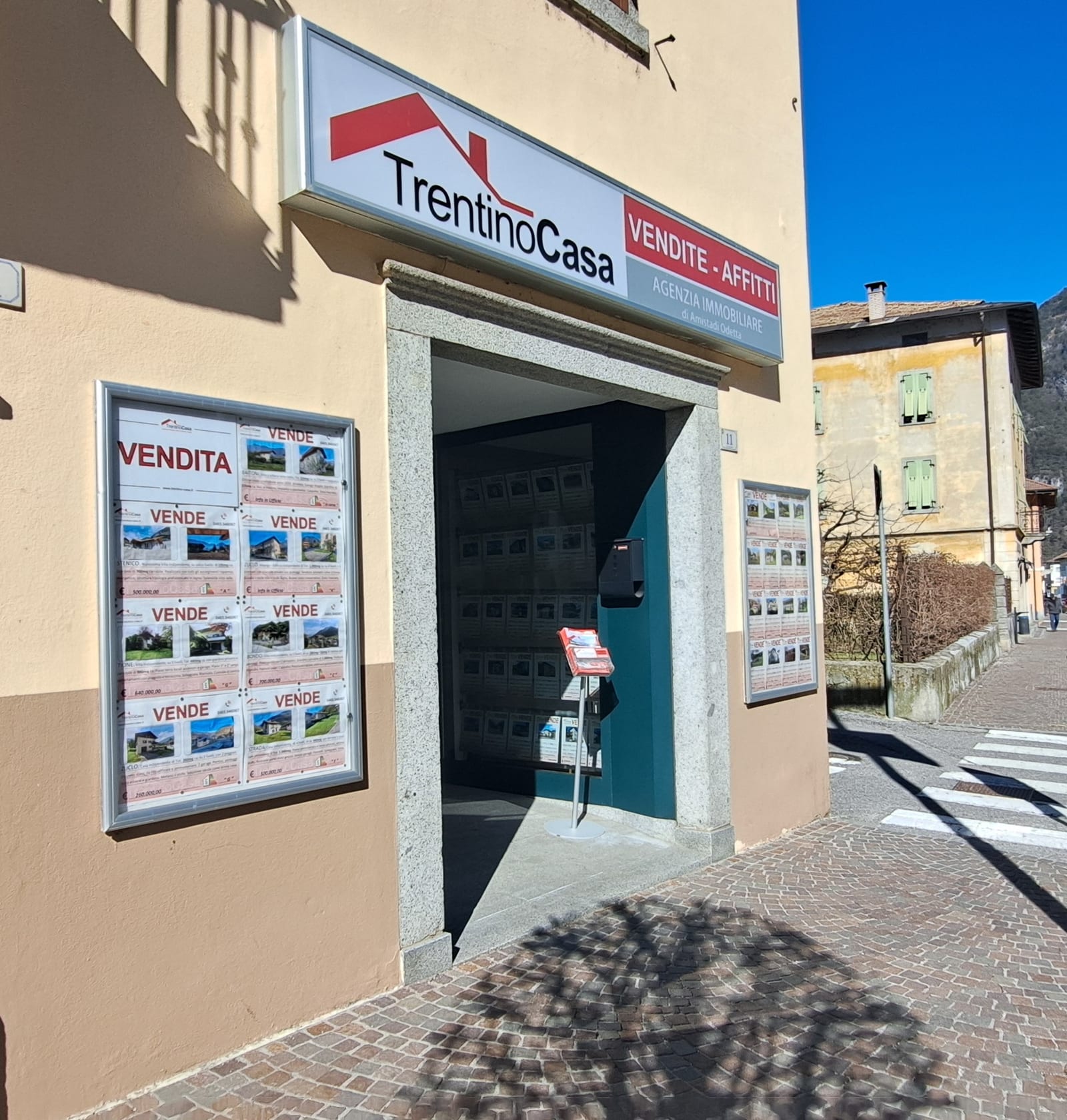 La vetrina dell'ufficio Trentino Casa a Tione di Trento